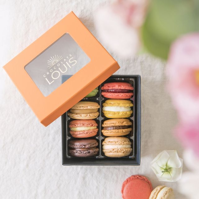 Brassée de lys et ses macarons