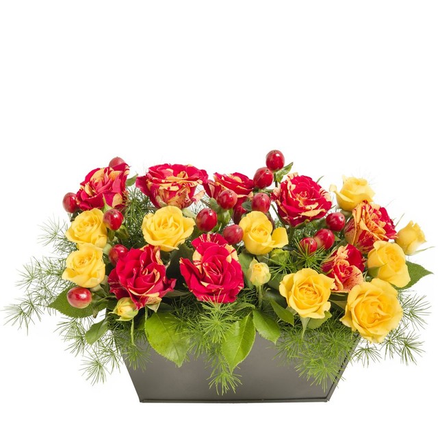 Composition jaune et rouge avec des roses