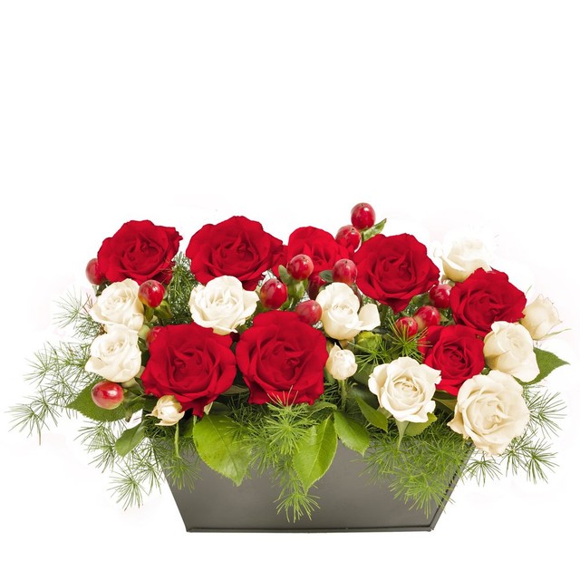 Composition blanche et rouge avec des roses