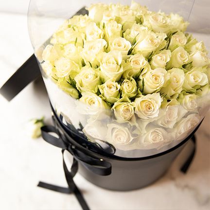 Brassée de roses blanches et sa boîte à chapeau | Les roses de Flora |  Livraison par Chronopost | L'atelier Interflora
