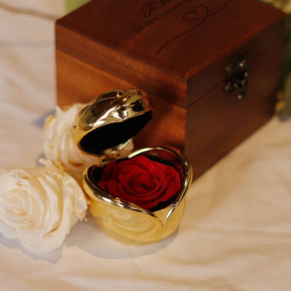 Bouton de rose en or et rose éternelle secrète dans son coffret en bois gravé